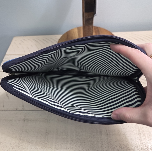 Kate Spade New York "Play Hooky" blue and black iPad case sleeve, EUC - Picture 11 of 12